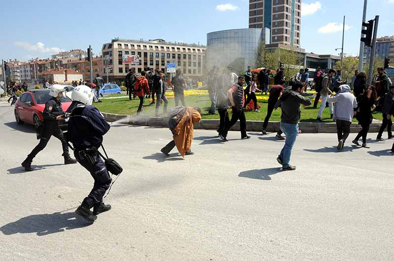 Eskişehir Anadolu Üniversitesi Yunus Emre Yerleşkesi'nde bir grup öğrenciyle özel güvenlik görevlileri arasında kavga çıktı. Çevik kuvvet polislerinin müdahale ettiği olayda, 3'ü özel güvenlik görevlisi 9 kişi yaralandı.