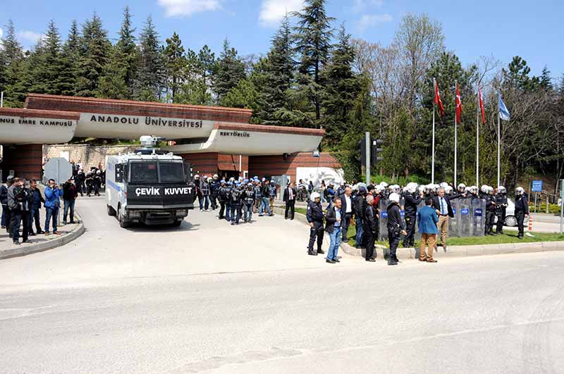 Eskişehir Anadolu Üniversitesi Yunus Emre Yerleşkesi'nde bir grup öğrenciyle özel güvenlik görevlileri arasında kavga çıktı. Çevik kuvvet polislerinin müdahale ettiği olayda, 3'ü özel güvenlik görevlisi 9 kişi yaralandı.