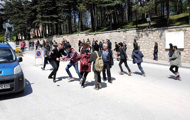 Eskişehir Anadolu Üniversitesi Yunus Emre Yerleşkesi'nde bir grup öğrenciyle özel güvenlik görevlileri arasında kavga çıktı. Çevik kuvvet polislerinin müdahale ettiği olayda, 3'ü özel güvenlik görevlisi 9 kişi yaralandı.