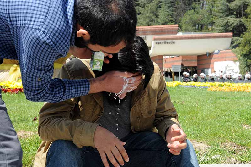 Eskişehir Anadolu Üniversitesi Yunus Emre Yerleşkesi'nde bir grup öğrenciyle özel güvenlik görevlileri arasında kavga çıktı. Çevik kuvvet polislerinin müdahale ettiği olayda, 3'ü özel güvenlik görevlisi 9 kişi yaralandı.