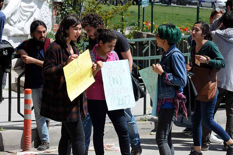 Eskişehir Anadolu Üniversitesi Yunus Emre Yerleşkesi'nde bir grup öğrenciyle özel güvenlik görevlileri arasında kavga çıktı. Çevik kuvvet polislerinin müdahale ettiği olayda, 3'ü özel güvenlik görevlisi 9 kişi yaralandı.