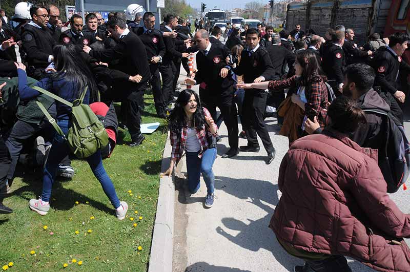 Eskişehir Anadolu Üniversitesi Yunus Emre Yerleşkesi'nde bir grup öğrenciyle özel güvenlik görevlileri arasında kavga çıktı. Çevik kuvvet polislerinin müdahale ettiği olayda, 3'ü özel güvenlik görevlisi 9 kişi yaralandı.