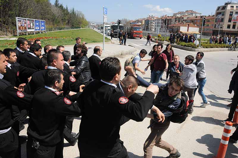 Eskişehir Anadolu Üniversitesi Yunus Emre Yerleşkesi'nde bir grup öğrenciyle özel güvenlik görevlileri arasında kavga çıktı. Çevik kuvvet polislerinin müdahale ettiği olayda, 3'ü özel güvenlik görevlisi 9 kişi yaralandı.