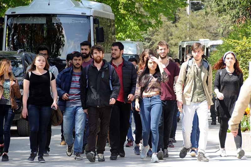 Eskişehir Anadolu Üniversitesi Yunus Emre Yerleşkesi'nde bir grup öğrenciyle özel güvenlik görevlileri arasında kavga çıktı. Çevik kuvvet polislerinin müdahale ettiği olayda, 3'ü özel güvenlik görevlisi 9 kişi yaralandı.