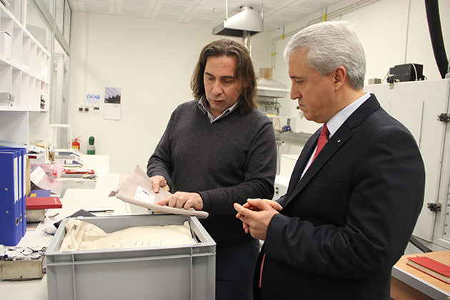 Anadolu Üniversitesi Sivil Havacılık Araştırma ve Uygulama Merkezi (SHAUM)’nde bulunan Metal Dışı Malzemeler Laboratuvarı’nda yerli uçak yapım çalışmalarına destek olunurken, uçaklarda yolcuların ve personelin can ve mal güvenliğinin sağlanması amacıyla yanmaz uçak koltuğu kumaşı çalışmaları sürdürülüyor. 