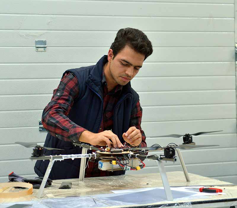 Eskişehir'de Anadolu Üniversitesi (AÜ) öğrencilerinin kurduğu "Drone Anadolu" takımının yaklaşık 3 ayda ürettiği Boran..