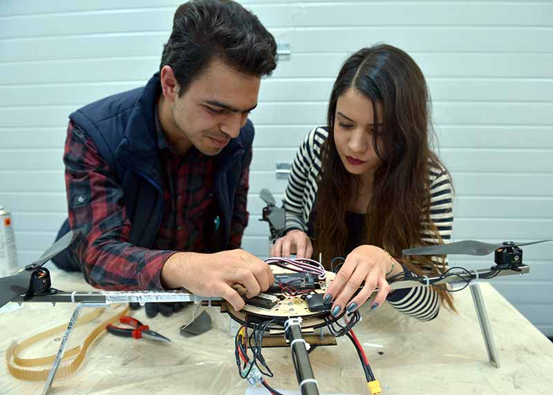 Eskişehir'de Anadolu Üniversitesi (AÜ) öğrencilerinin kurduğu "Drone Anadolu" takımının yaklaşık 3 ayda ürettiği Boran..