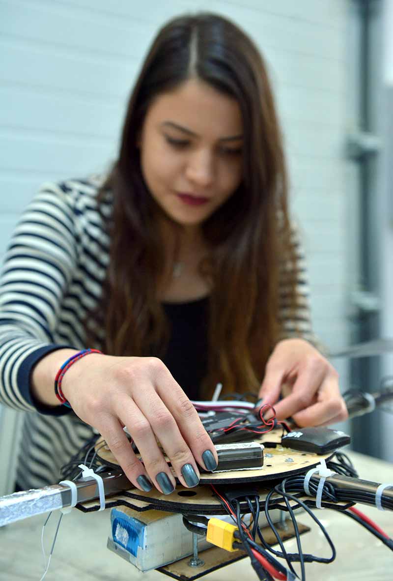 Eskişehir'de Anadolu Üniversitesi (AÜ) öğrencilerinin kurduğu "Drone Anadolu" takımının yaklaşık 3 ayda ürettiği Boran..