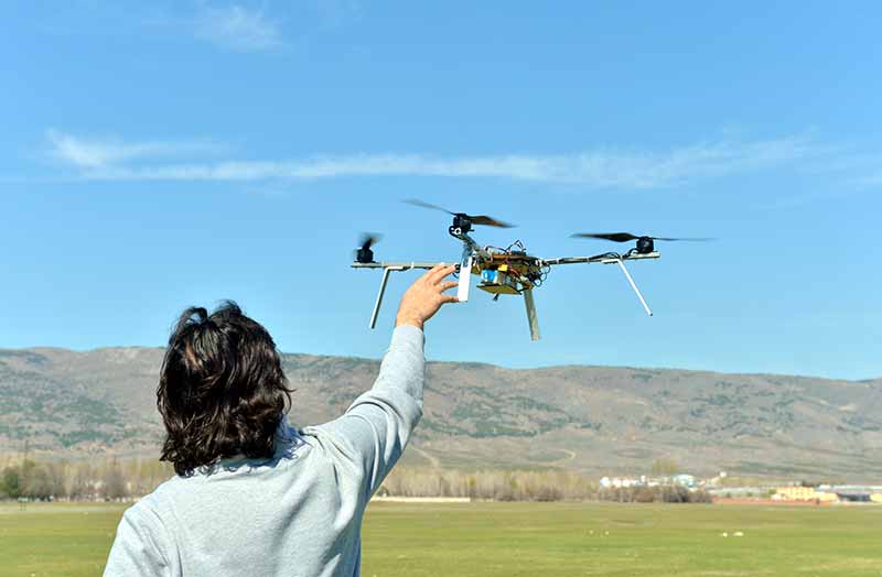 Eskişehir'de Anadolu Üniversitesi (AÜ) öğrencilerinin kurduğu "Drone Anadolu" takımının yaklaşık 3 ayda ürettiği Boran..