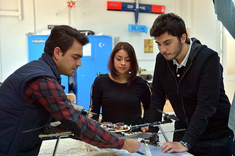 Eskişehir'de Anadolu Üniversitesi (AÜ) öğrencilerinin kurduğu "Drone Anadolu" takımının yaklaşık 3 ayda ürettiği Boran..