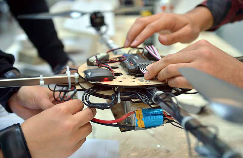 Eskişehir'de Anadolu Üniversitesi (AÜ) öğrencilerinin kurduğu "Drone Anadolu" takımının yaklaşık 3 ayda ürettiği Boran..