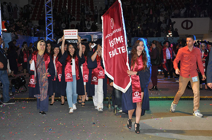 Her yaştan insana üniversite okuma imkanı sağlayan Anadolu Üniversitesi Açıköğretim Fakültesinin (AÖF) 2016-2017 yılı mezuniyet töreni gerçekleştirildi. 