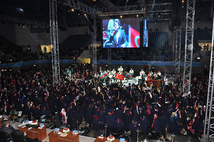 Her yaştan insana üniversite okuma imkanı sağlayan Anadolu Üniversitesi Açıköğretim Fakültesinin (AÖF) 2016-2017 yılı mezuniyet töreni gerçekleştirildi. 