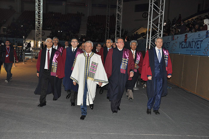 Her yaştan insana üniversite okuma imkanı sağlayan Anadolu Üniversitesi Açıköğretim Fakültesinin (AÖF) 2016-2017 yılı mezuniyet töreni gerçekleştirildi. 