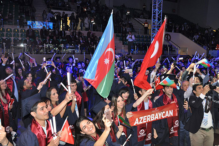 Her yaştan insana üniversite okuma imkanı sağlayan Anadolu Üniversitesi Açıköğretim Fakültesinin (AÖF) 2016-2017 yılı mezuniyet töreni gerçekleştirildi. 