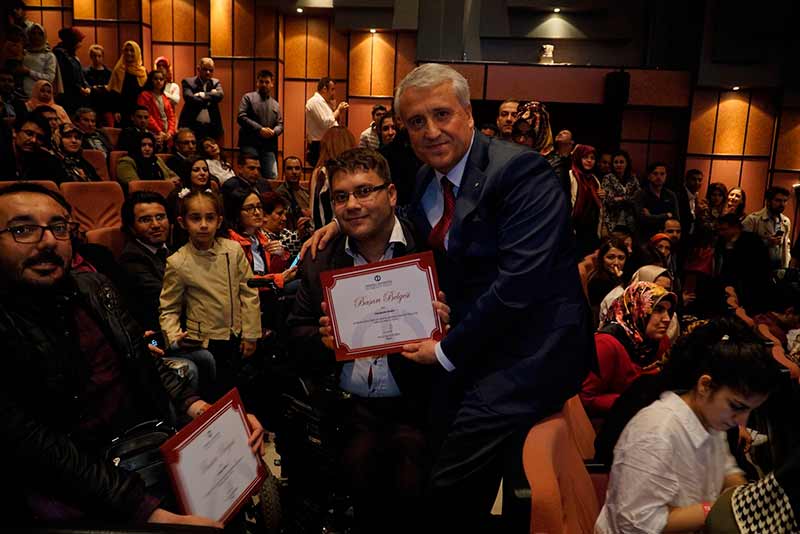 Anadolu Üniversitesi Açıköğretim Sisteminde öğrenim gören engelli bireyler, gösterdikleri başarılarla engel tanımadıklarını ortaya koyuyorlar. 