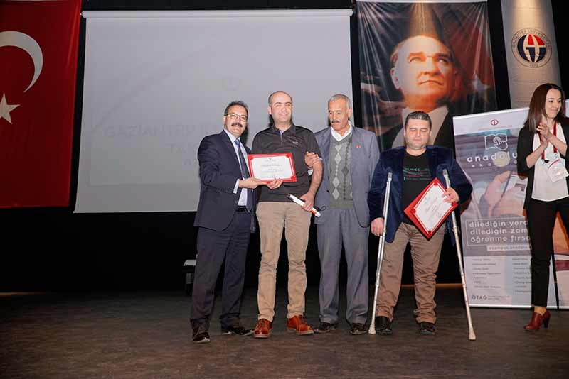 Anadolu Üniversitesi Açıköğretim Sisteminde öğrenim gören engelli bireyler, gösterdikleri başarılarla engel tanımadıklarını ortaya koyuyorlar. 