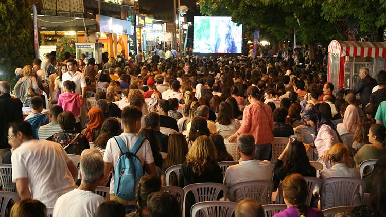 Odunpazarı Belediyesi tarafından ‘Sokakta Hayat Var’ sloganı ile gerçekleştirilen Sokak Sineması etkinliği Adalar Migros önünde yüzlerce Eskişehirliyi bir araya getirdi. Aile Arası’nda filminin izlendiği etkinlikte gazoz ve mısır ise Odunpazarı Belediyesi’nin ikramıydı.