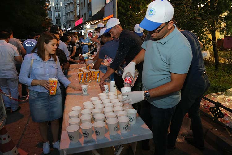 Odunpazarı Belediyesi tarafından ‘Sokakta Hayat Var’ sloganı ile gerçekleştirilen Sokak Sineması etkinliği Adalar Migros önünde yüzlerce Eskişehirliyi bir araya getirdi. Aile Arası’nda filminin izlendiği etkinlikte gazoz ve mısır ise Odunpazarı Belediyesi’nin ikramıydı.