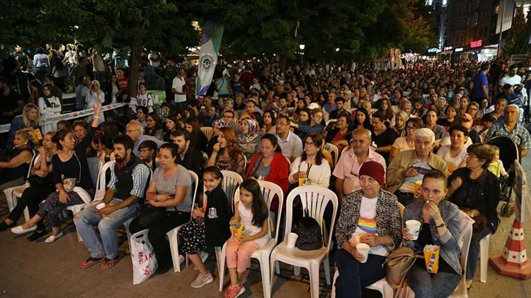 Odunpazarı Belediyesi tarafından ‘Sokakta Hayat Var’ sloganı ile gerçekleştirilen Sokak Sineması etkinliği Adalar Migros önünde yüzlerce Eskişehirliyi bir araya getirdi. Aile Arası’nda filminin izlendiği etkinlikte gazoz ve mısır ise Odunpazarı Belediyesi’nin ikramıydı.