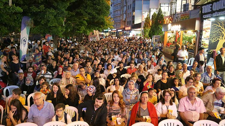 Odunpazarı Belediyesi tarafından ‘Sokakta Hayat Var’ sloganı ile gerçekleştirilen Sokak Sineması etkinliği Adalar Migros önünde yüzlerce Eskişehirliyi bir araya getirdi. Aile Arası’nda filminin izlendiği etkinlikte gazoz ve mısır ise Odunpazarı Belediyesi’nin ikramıydı.