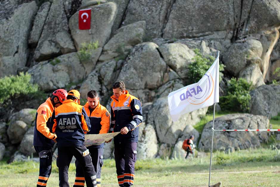 Eskişehir İl Afet ve Acil Durum Müdürlüğünün ev sahipliği yaptığı, 43 ilden 51 kursiyer ve 7 ilden 11 eğitmenin katıldığı ikinci grup ‘Doğada Arama Kurtarma Seviye 2 Yaz Eğitimi’ eğitimleri tamamlandı. 