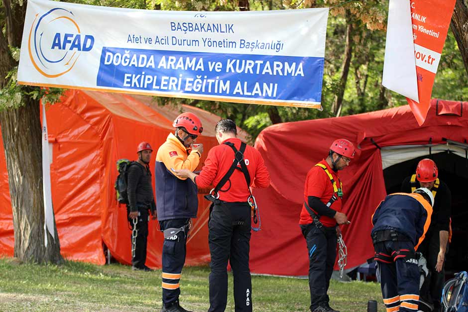 Eskişehir İl Afet ve Acil Durum Müdürlüğünün ev sahipliği yaptığı, 43 ilden 51 kursiyer ve 7 ilden 11 eğitmenin katıldığı ikinci grup ‘Doğada Arama Kurtarma Seviye 2 Yaz Eğitimi’ eğitimleri tamamlandı. 