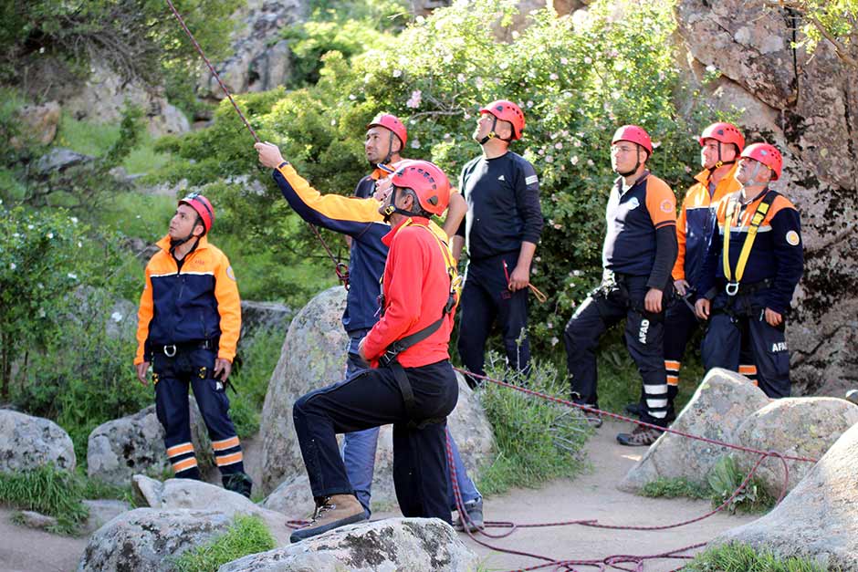 Eskişehir İl Afet ve Acil Durum Müdürlüğünün ev sahipliği yaptığı, 43 ilden 51 kursiyer ve 7 ilden 11 eğitmenin katıldığı ikinci grup ‘Doğada Arama Kurtarma Seviye 2 Yaz Eğitimi’ eğitimleri tamamlandı. 