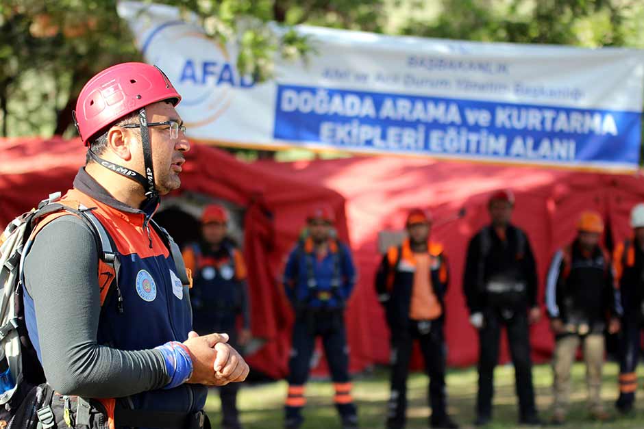 Eskişehir İl Afet ve Acil Durum Müdürlüğünün ev sahipliği yaptığı, 43 ilden 51 kursiyer ve 7 ilden 11 eğitmenin katıldığı ikinci grup ‘Doğada Arama Kurtarma Seviye 2 Yaz Eğitimi’ eğitimleri tamamlandı. 