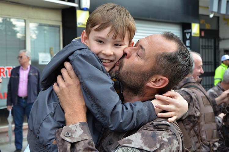 Türk Silahlı Kuvvetlerinin (TSK) Afrin’de yürüttüğü Zeytin Dalı Harekatı’na destek olmak için Eskişehir’den Afrin’e giden Polis Özel Harekat (PÖH) ekibi geri döndü. 