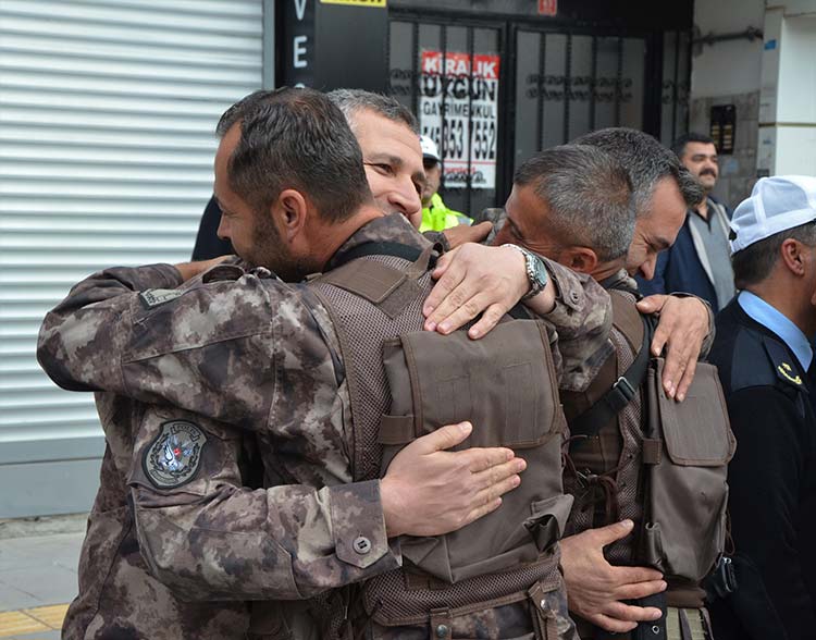 Türk Silahlı Kuvvetlerinin (TSK) Afrin’de yürüttüğü Zeytin Dalı Harekatı’na destek olmak için Eskişehir’den Afrin’e giden Polis Özel Harekat (PÖH) ekibi geri döndü. 