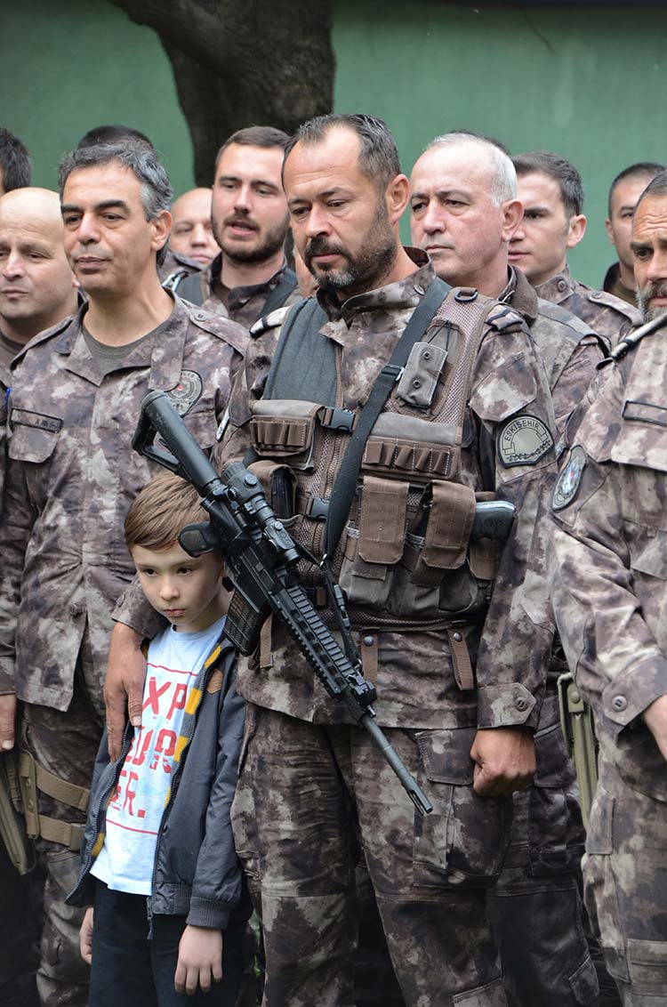 Türk Silahlı Kuvvetlerinin (TSK) Afrin’de yürüttüğü Zeytin Dalı Harekatı’na destek olmak için Eskişehir’den Afrin’e giden Polis Özel Harekat (PÖH) ekibi geri döndü. 