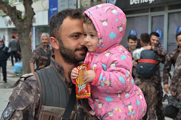 Türk Silahlı Kuvvetlerinin (TSK) Afrin’de yürüttüğü Zeytin Dalı Harekatı’na destek olmak için Eskişehir’den Afrin’e giden Polis Özel Harekat (PÖH) ekibi geri döndü. 