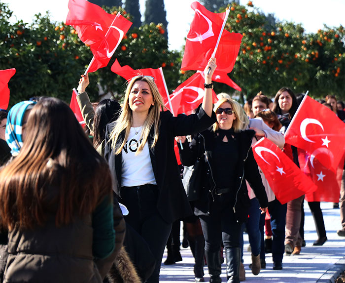 Adana’da 250 kadın Afrin’de başlatılan ‘Zeytin Dalı Harekatı’na gönüllü asker olup destek vermek için askerlik şubesine müracaat etti. 