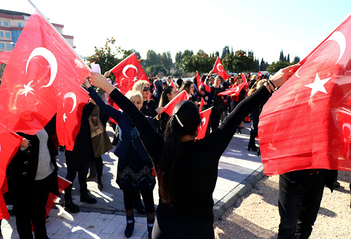 Adana’da 250 kadın Afrin’de başlatılan ‘Zeytin Dalı Harekatı’na gönüllü asker olup destek vermek için askerlik şubesine müracaat etti. 