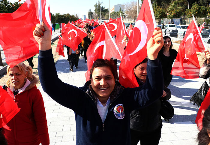 Adana’da 250 kadın Afrin’de başlatılan ‘Zeytin Dalı Harekatı’na gönüllü asker olup destek vermek için askerlik şubesine müracaat etti. 