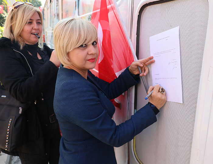 Adana’da 250 kadın Afrin’de başlatılan ‘Zeytin Dalı Harekatı’na gönüllü asker olup destek vermek için askerlik şubesine müracaat etti. 