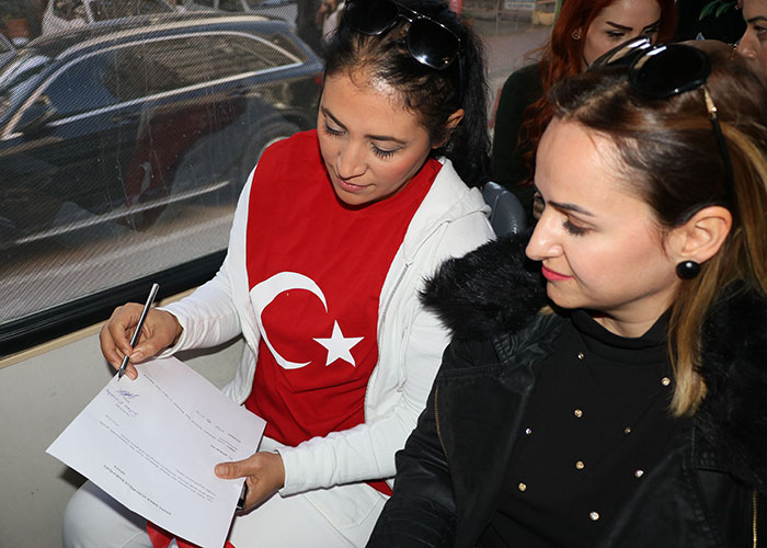 Grup adına basın mensuplarına açıklamalarda bulunan Halime Büyükgüzel, “Kahraman Türk ordusunun yanındayız Zeytin Dalı Operasyonu’nda yer alan Mehmetçikle omuz omuza her türlü zalime karşı mücadele etmek içim başvuruda bulunduk.