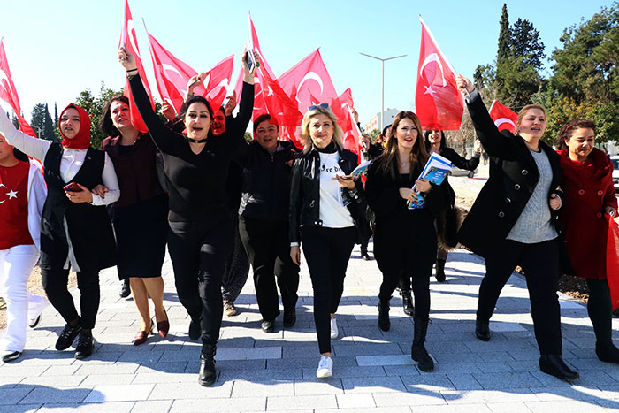 Devletimizden gelecek her türlü emir başımız üzerindedir” diye konuştu.