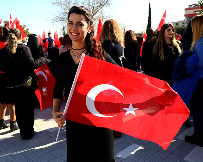 Çukurova Askerlik Şubesi Başkanı Asteğmen Vahip Karagöz de, kadınlara teşekkür ederek, "Kahraman Türk milletimizin, kahraman Türk kadınları her zaman Türk Silahlı Kuvvetleri'nin yanında yer almıştır.