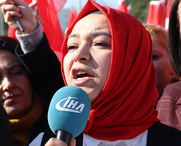 “Afrin’de üstümüze düşen görevde askerlerle birlikte savaşmak istiyoruz. Bizi askere götürün, bizde şehit olmak istiyoruz. Askerin dediği gibi ‘Kızılelma’ diyoruz.” 3 çocuk annesi Gönül Zoplar da, “3 oğlumda Türkiye’ye kanımızla, canımızla feda olsun” dedi.