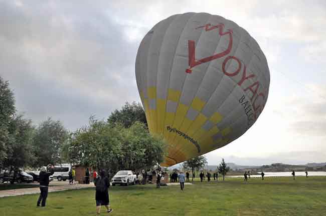 Gün doğumunda gerçekleşen uçuşta göl, Frig eserleri ve balonlar seyrine doyumsuz eşsiz bir manzara ortaya çıkardı.