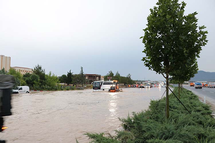 Denizli-Afyonkarahisar karayolunun 28. Kilometresi, yaşanan sel baskınında dolayı yolun bir yönü yaklaşık 1,5 saat trafiğe kapalı kaldı. 