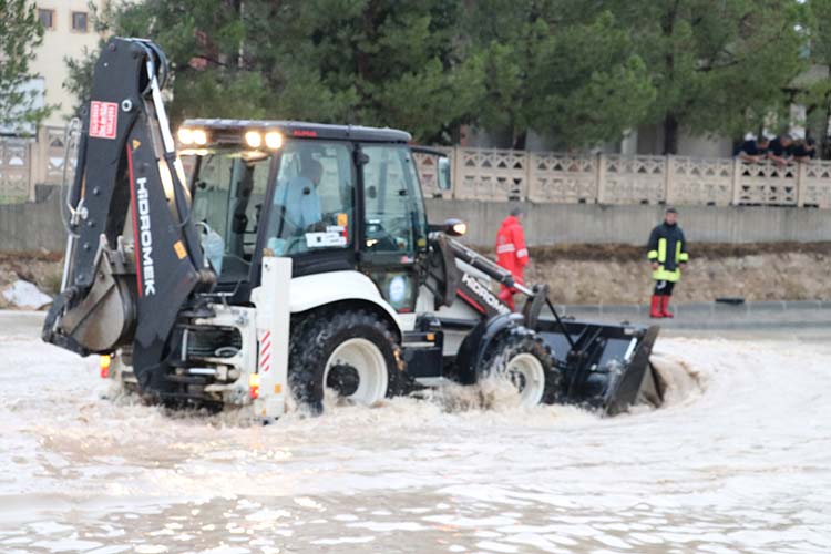 Denizli-Afyonkarahisar karayolunun 28. Kilometresi, yaşanan sel baskınında dolayı yolun bir yönü yaklaşık 1,5 saat trafiğe kapalı kaldı. 