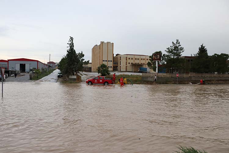 Denizli-Afyonkarahisar karayolunun 28. Kilometresi, yaşanan sel baskınında dolayı yolun bir yönü yaklaşık 1,5 saat trafiğe kapalı kaldı. 