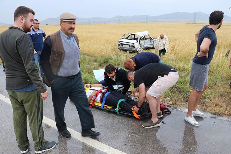 Afyonkarahisar-Kütahya karayolunda iki aracın çarpıştığı kaza 4 kişi hayatını kaybetti, 1 kişi ağır yaralandı. 