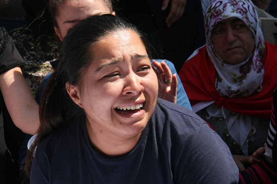 Bingöl'de meydana gelen mayın patlamasında şehit olan Piyade Uzman Çavuş Kerim Üye memleketi Afyonkarahisar’da gerçekleştirilen cenaze töreninin ardından son yolculuğuna uğurlandı. Aile üyelerinin ayakta durmak zorluk çektiği cenaze törenine yaklaşık 10 bin kişi katıldı. 