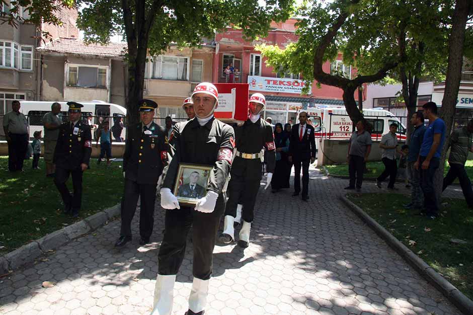 Bingöl'de meydana gelen mayın patlamasında şehit olan Piyade Uzman Çavuş Kerim Üye memleketi Afyonkarahisar’da gerçekleştirilen cenaze töreninin ardından son yolculuğuna uğurlandı. Aile üyelerinin ayakta durmak zorluk çektiği cenaze törenine yaklaşık 10 bin kişi katıldı. 