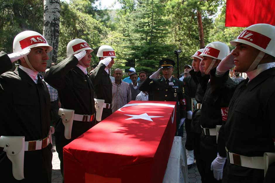 Bingöl'de meydana gelen mayın patlamasında şehit olan Piyade Uzman Çavuş Kerim Üye memleketi Afyonkarahisar’da gerçekleştirilen cenaze töreninin ardından son yolculuğuna uğurlandı. Aile üyelerinin ayakta durmak zorluk çektiği cenaze törenine yaklaşık 10 bin kişi katıldı. 