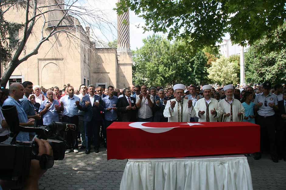 Bingöl'de meydana gelen mayın patlamasında şehit olan Piyade Uzman Çavuş Kerim Üye memleketi Afyonkarahisar’da gerçekleştirilen cenaze töreninin ardından son yolculuğuna uğurlandı. Aile üyelerinin ayakta durmak zorluk çektiği cenaze törenine yaklaşık 10 bin kişi katıldı. 